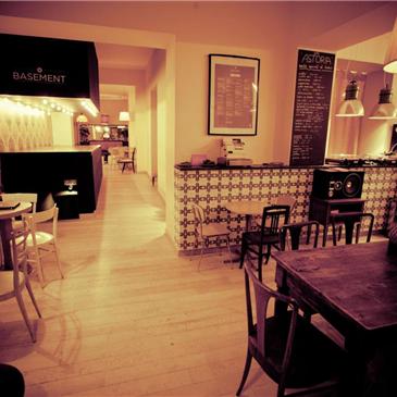 vista sull\'ingresso al Basement e sul bancone laterale in ceramica e basalto. le mattonelle di rivestimento sono smaltate a mano con il logo Astoria